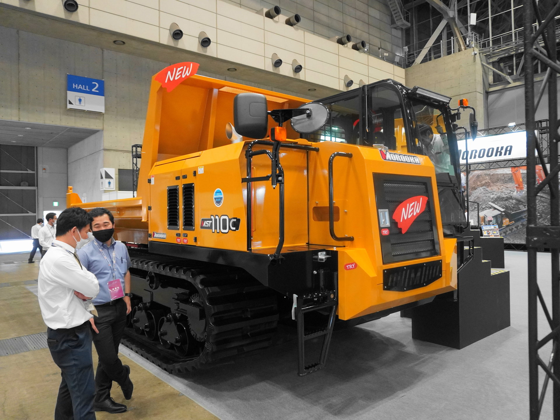 従来機より速度や燃費を向上した諸岡のキャリアダンプ、荷台に耐摩耗