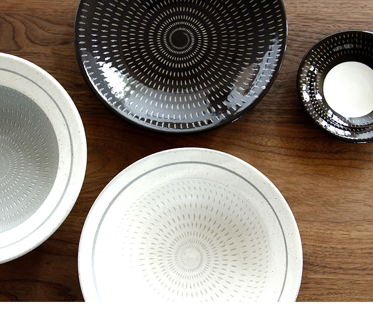 楽天市場】鶴見窯（つるみがま）小石原焼 平皿とびかんな 黒（直径22cm