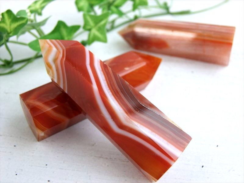 縞々模様の天然石 サードオニキス ポイント置物 1個売り 重さ約60g-80g