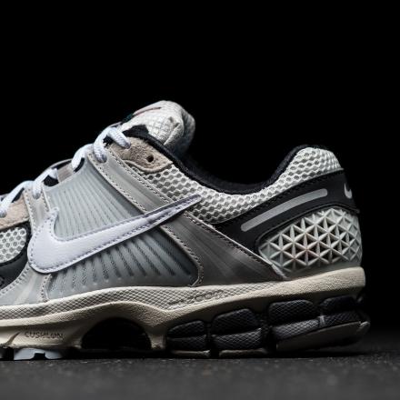 国内8月17日発売予定】 ナイキ ズーム ボメロ 5 