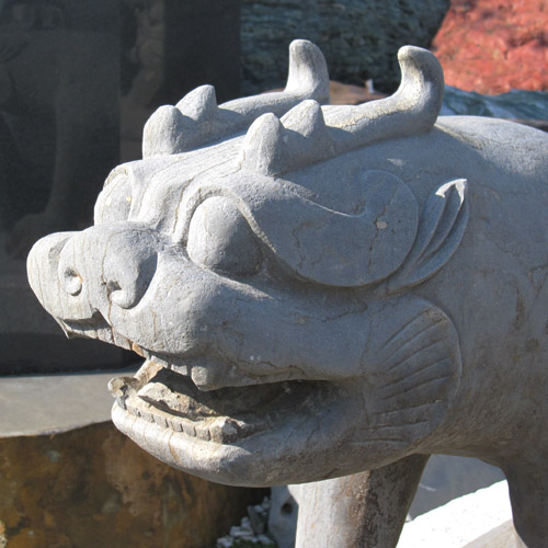 狛犬の守護獣で神社の参道に見られます。狛犬は阿吽で一対（ペア）での