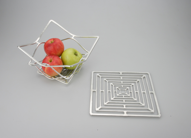 手で自在に変形できる 曲がる錫製の器 KAGO - 能作