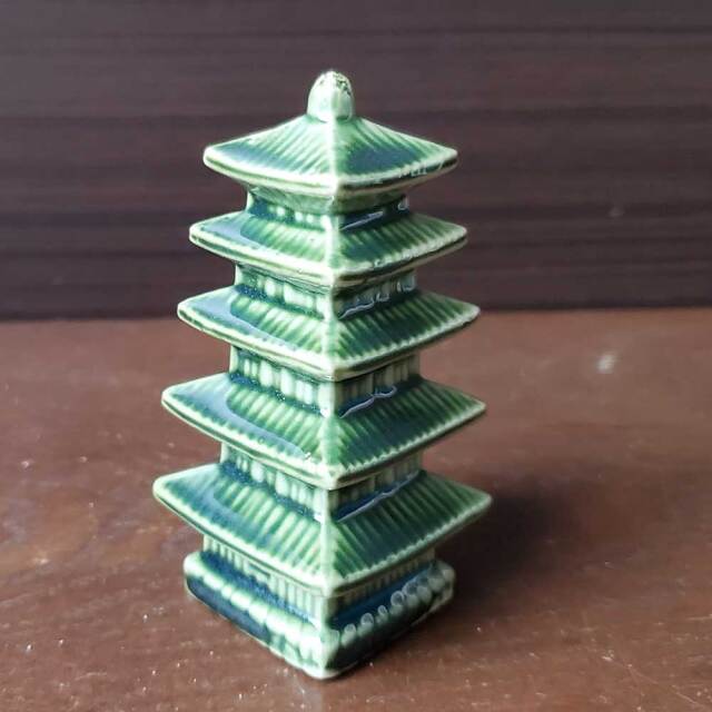 あなただけの世界をどうぞ【ミニチュア陶器 五重塔 緑】ゴジュウノトウ