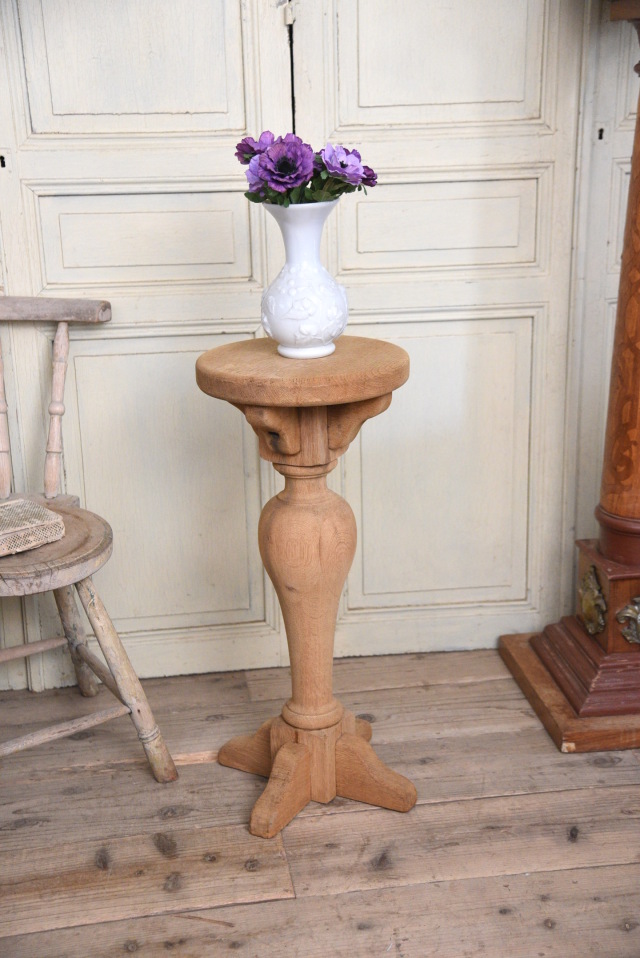 風合いある木製の丸い花台 a