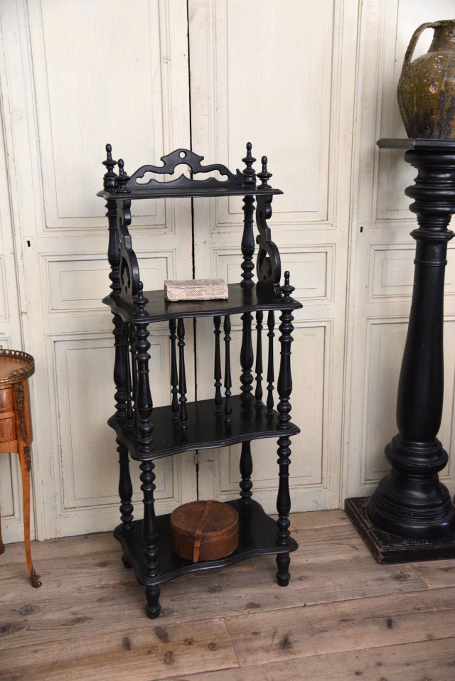 装飾が魅力的なミュージックシェルフ