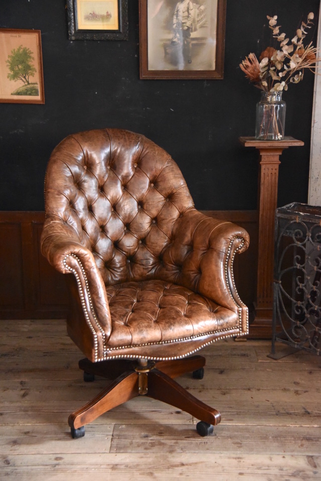 鋲打ちが格好良いチェスターフィールドオフィスチェア