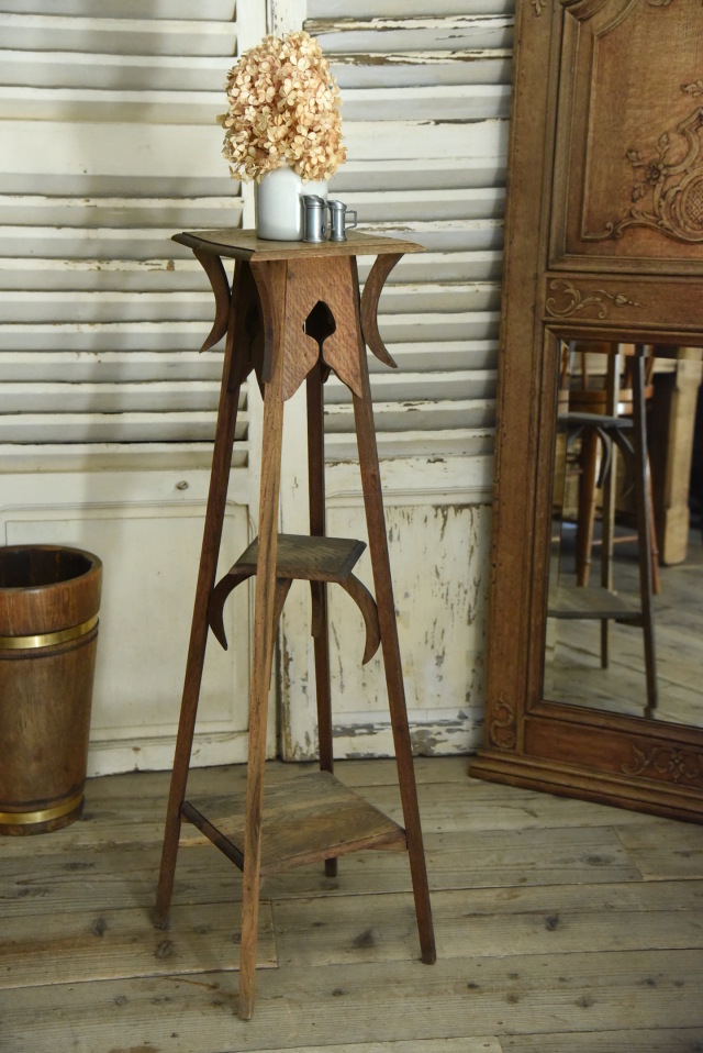 雰囲気ある木製の花台