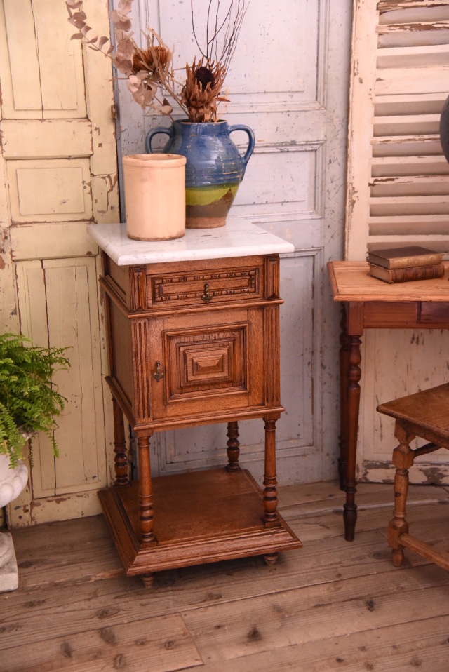 上品な大理石のベッドサイドテーブル