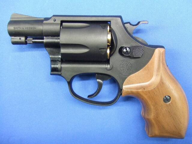 S&W M36 2in ブラック HW フィンガーチャンネル付 木製グリップ仕様