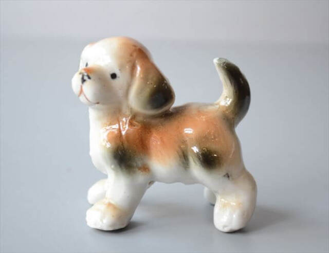 フランスから かわいいビーグル犬 陶器のオブジェ ディスプレイ 置物