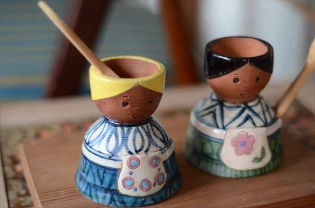 ドイツから かわいい女の子のエッグカップ エッグスタンド 木の