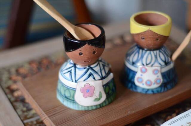 ドイツから かわいい女の子のエッグカップ エッグスタンド 木の