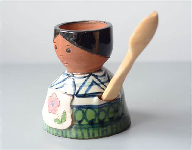 ドイツから かわいい女の子のエッグカップ エッグスタンド 木の