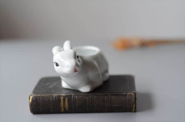 ドイツから かわいい白磁のウサギのポット 小物入れ ラビット 容器