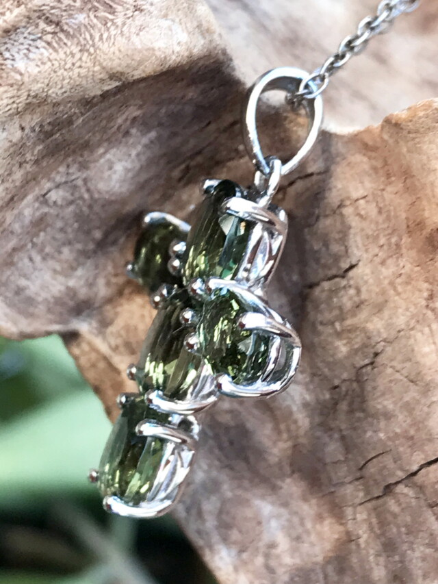 モルダバイト・クロス・ペンダントトップ MLD005