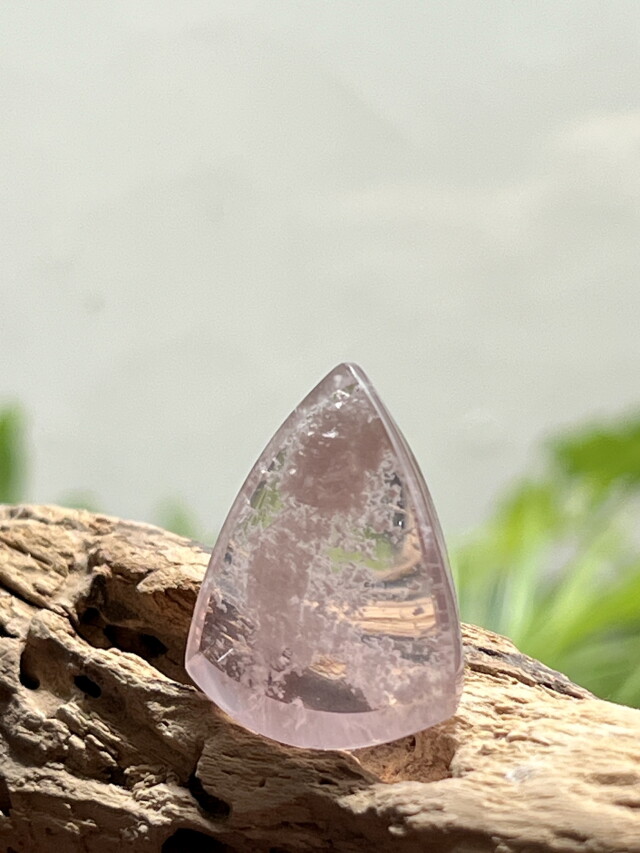 マダガスカル産クリアローズクォーツ・ルース ROS039