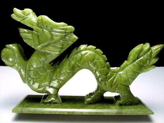 ライトグリーン 愛らしい表情タイプ 玉持ち龍神 サーペンティン（蛇紋