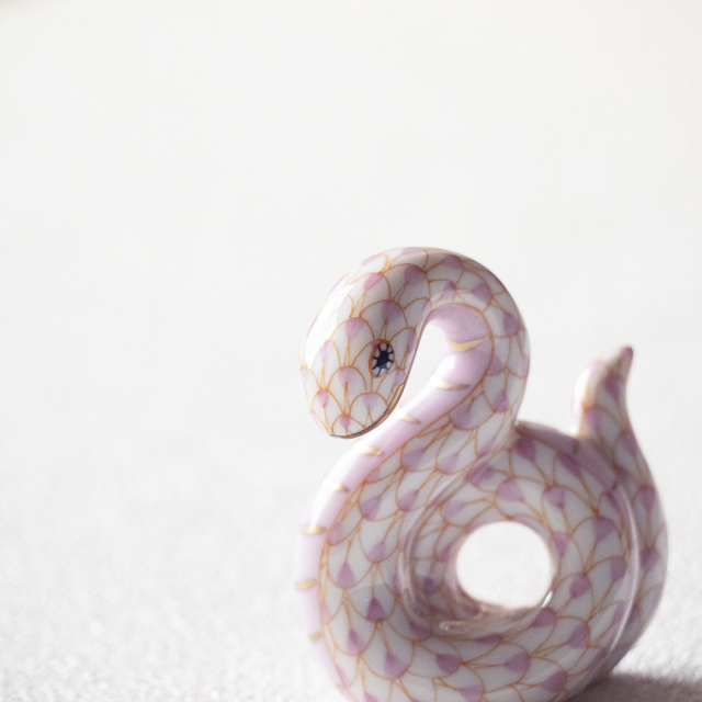 干支置物・へび（ピンク・オレンジ）