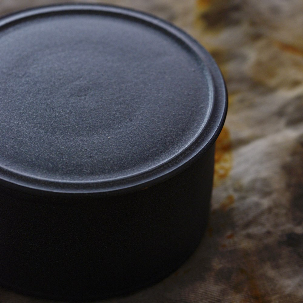 小野俊｜黒鉄釉蓋物（中）｜作家もの和食器通販通販 IVORY