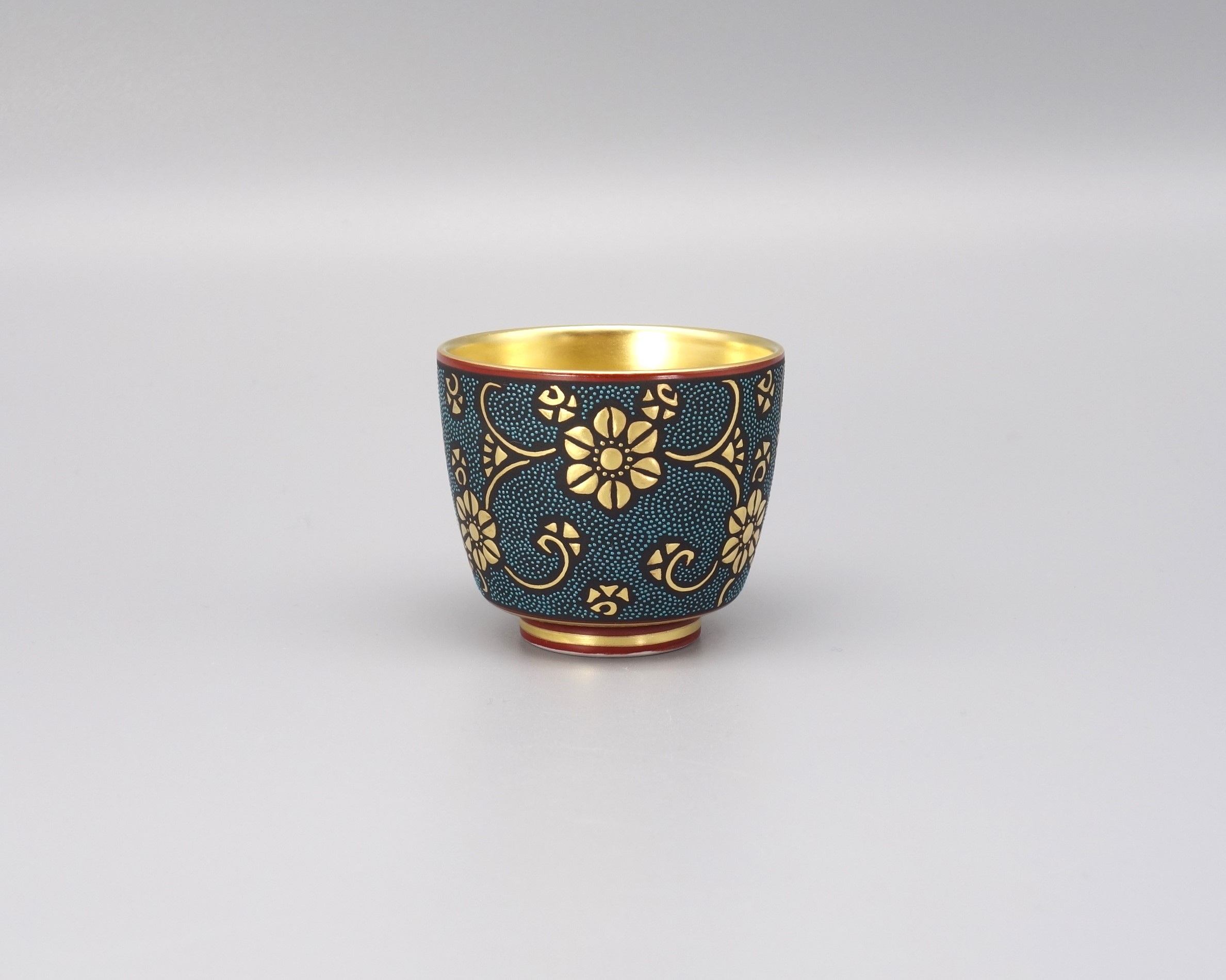 ぐい呑（内金彩花） 渦打青粒盛金鉄線唐草文 [ 三代 仲田錦