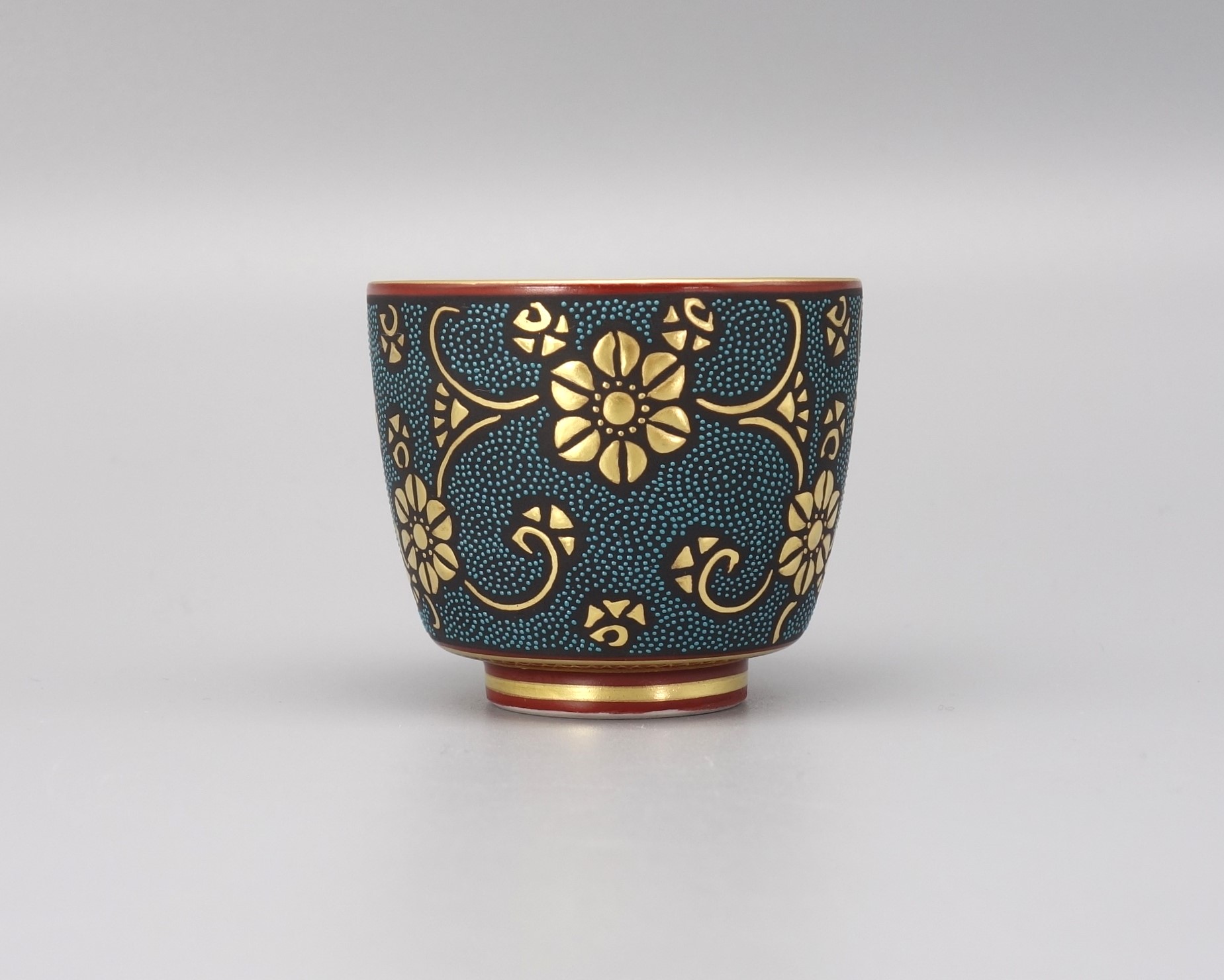 ぐい呑（内金彩花） 渦打青粒盛金鉄線唐草文 [ 三代 仲田錦玉 ]