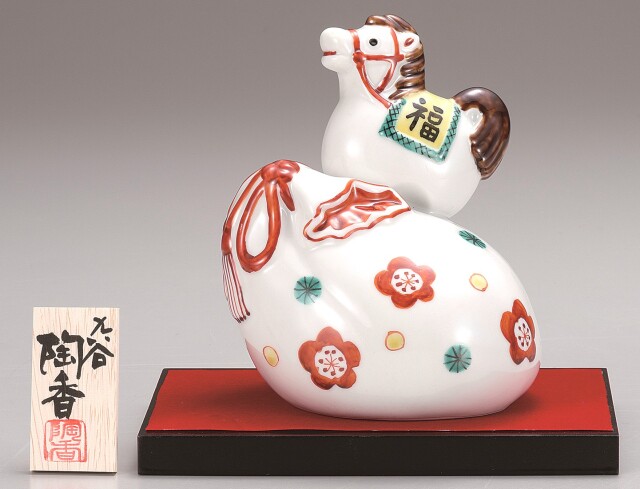 九谷焼縁起干支 7号松竹梅午 青九谷金彩（飾台・敷物・立札付） [ 陶香窯 ]