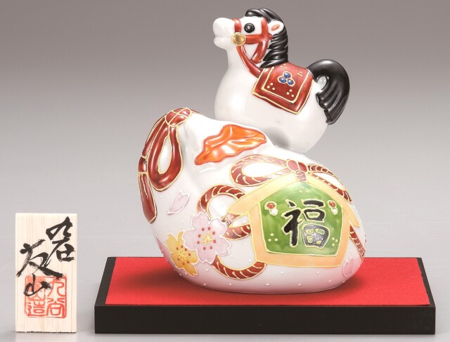 九谷焼縁起干支 7号松竹梅午 青九谷金彩（飾台・敷物・立札付） [ 陶香窯 ]