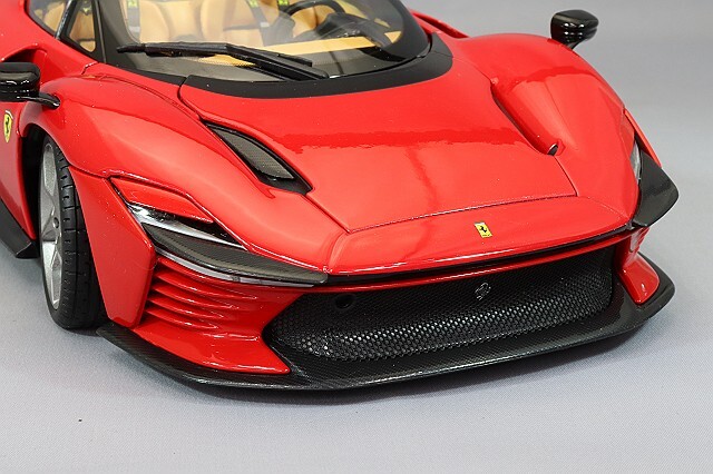 ブラゴ 1/18 フェラーリ デイトナ SP3 クローズルーフ 2022 レッド