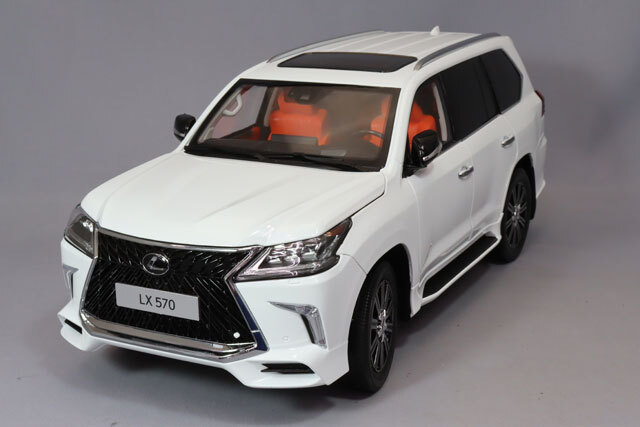 LCDモデル 1/18 レクサス LX570 ホワイト