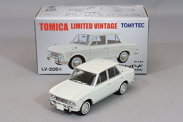 トミカリミテッドヴィンテージ 1/64 ダットサン ブルーバード 4ドア
