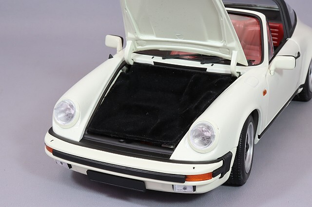 ミニチャンプス 1/18 ポルシェ 911 カレラ 3.2 タルガ 1983 ホワイト