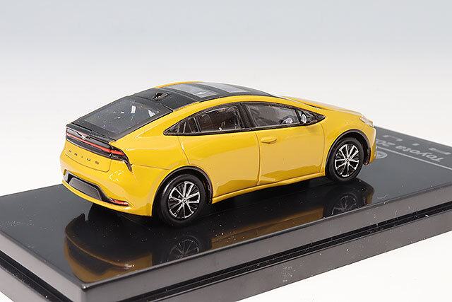PARA64 1/64 トヨタ プリウス 2023 マキシマムイエロー 左ハンドル