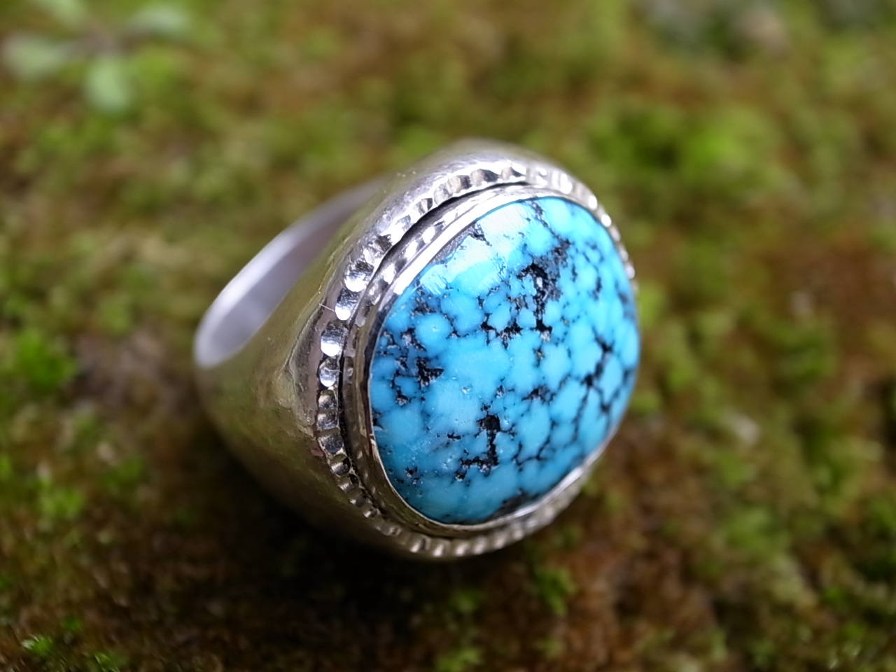 アメリカ、アリゾナ州 キングマンのナチュラルターコイズを純銀リング