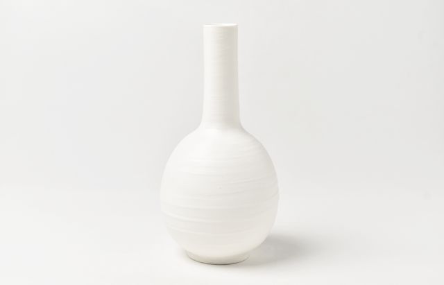 鈴木重孝 純白磁鶴首一輪差し ｜ 暮らしのうつわ花田 和食器 通販