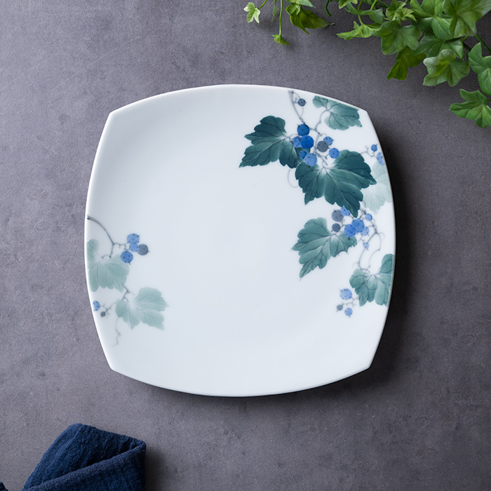 染付彫菖蒲文皿(共箱付） 作家「本多亜弥」