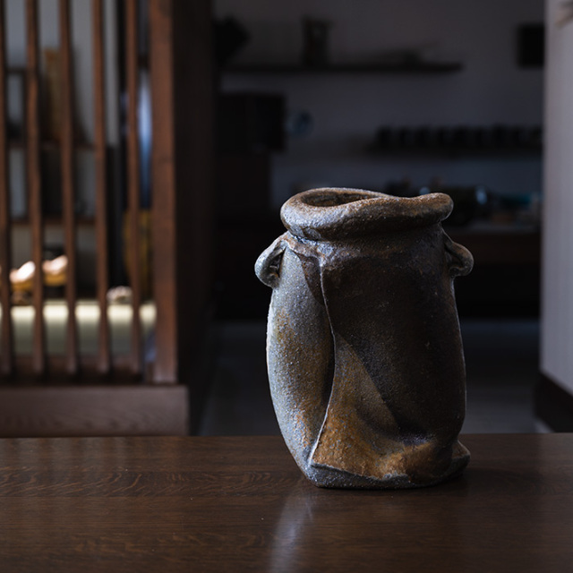 共箱付】備前焼耳付花入（CR-076） 作家「クリストファーレイヴェン