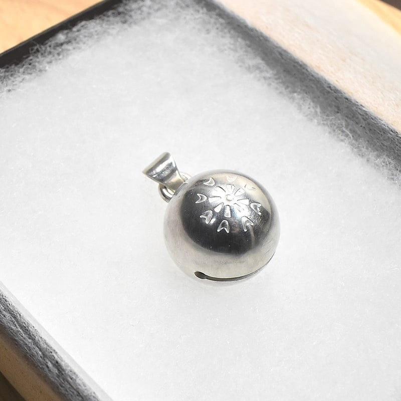銀の鈴 ペンダントトップ 花の刻印模様 直径17mm | シルバー