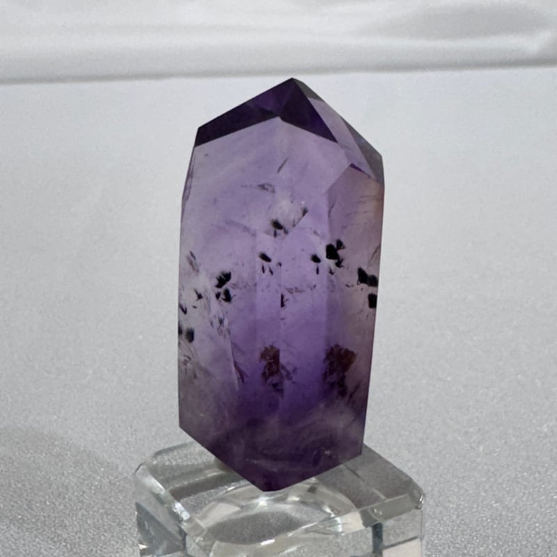 ファントムの記憶と力強さ—ロマネサイトインアメジストの深層 | Studio