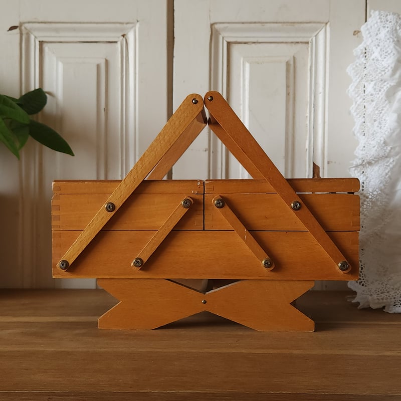 脚付きソーイングボックス | リボンときどきネコ