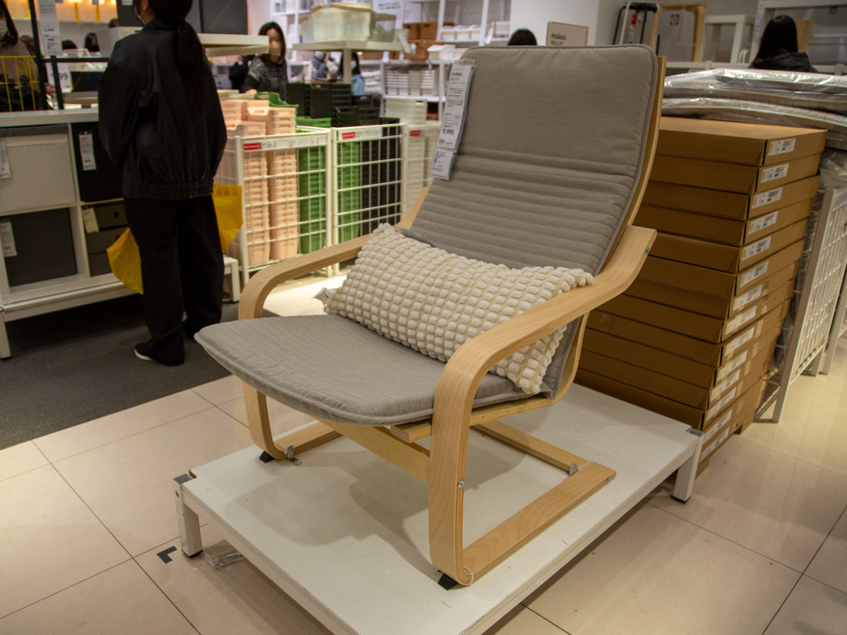 日本人デザイナーが手がけたアームチェア「ポエング」＝イオンモール
