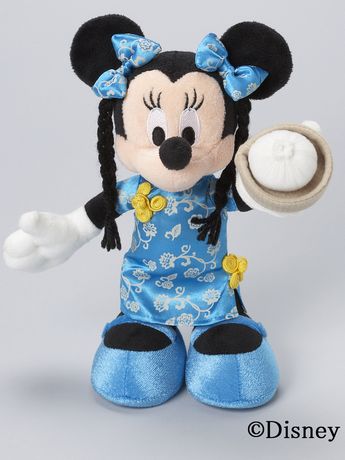 横浜開港祭を楽しむ「ミニーちゃん」ぬいぐるみ－手に肉まん