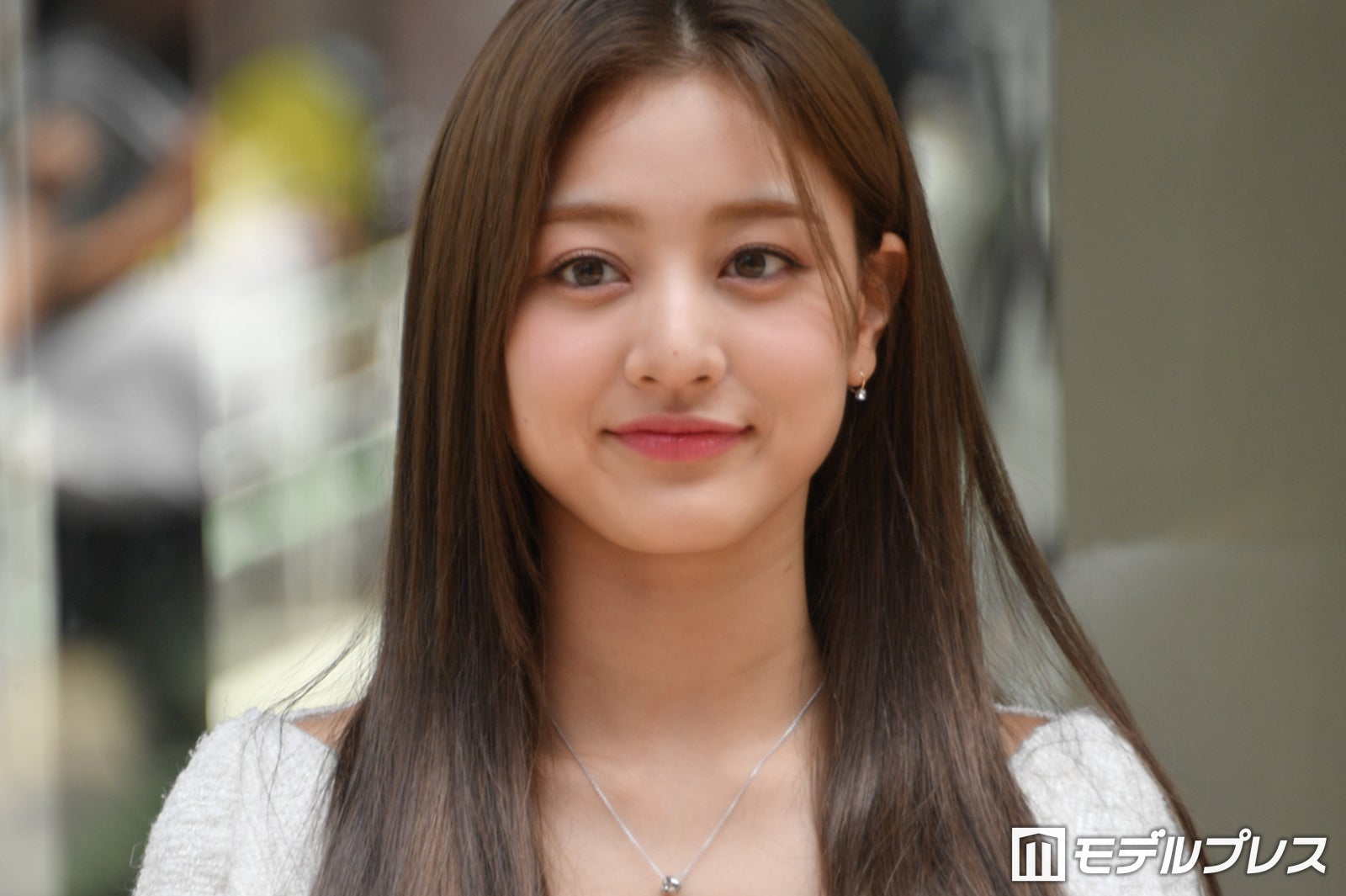 TWICEジヒョ、渋谷降臨で騒然 ファン40人に日本初サイン会も - モデル