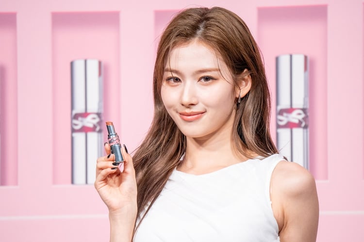 TWICEサナがYSL新作リップを付けてこの夏行きたい場所は？「メンバーと