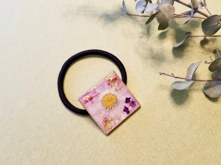 透明レジンとお花で作るへアゴムの作り方 | Craftie Style