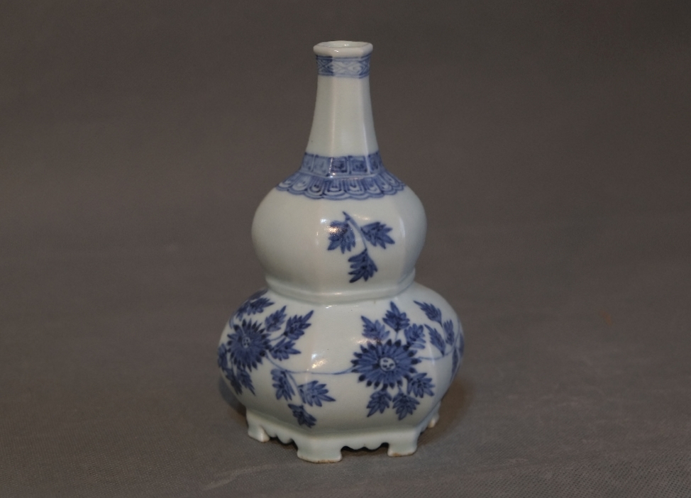 李朝青花染付、蔦葉紋様、面取り6面。徳利。箱サービス。 李朝青花染付