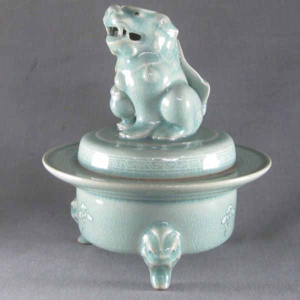 三足香炉 青磁 海剛 3419[香炉]海剛「獅子蓋 獣彫三ツ足青磁香炉