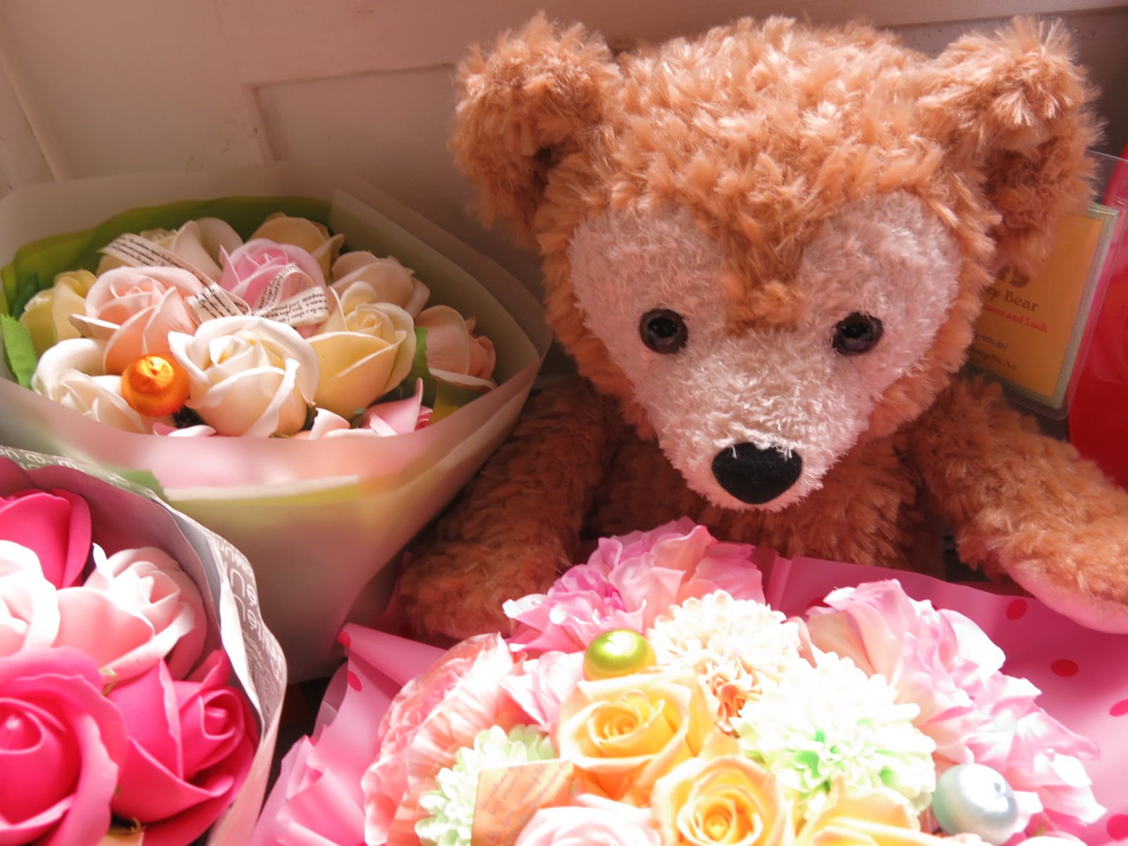 ダッフィー ぬいぐるみ付き 花束風ギフト ダッフィーがお花を抱えた