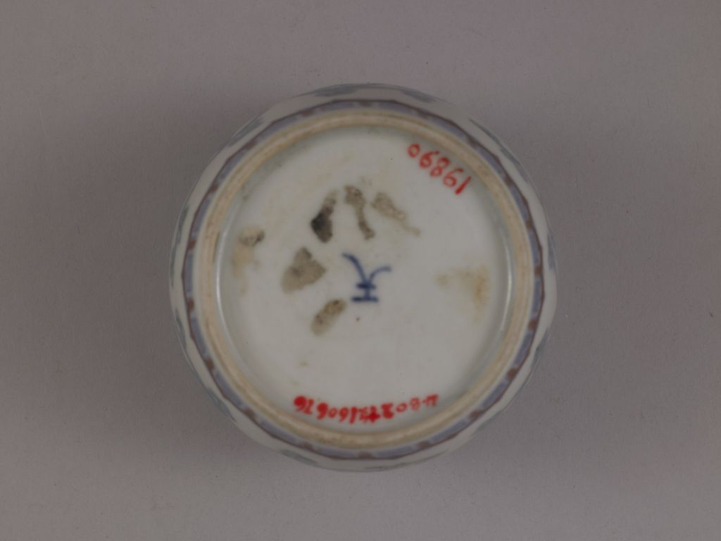 仿成化斗彩天字盖罐- 故宫博物院