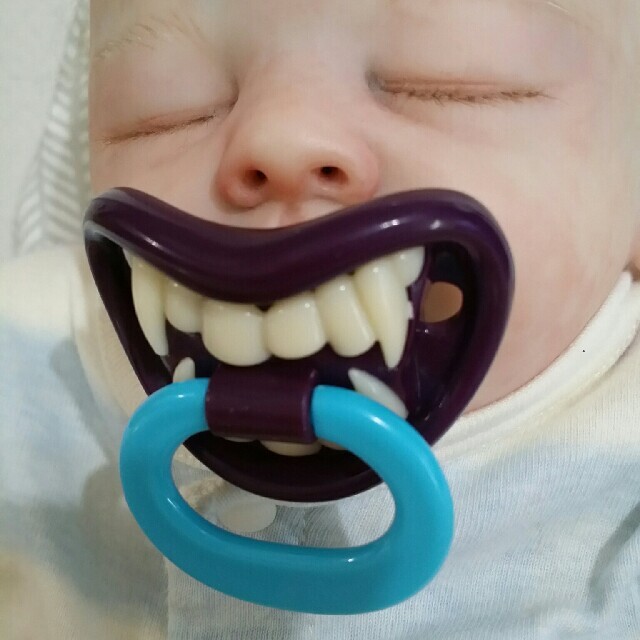 ☆ハンドメイド☆マグネットおしゃぶり☆リボーンドール☆ヴァンパイア