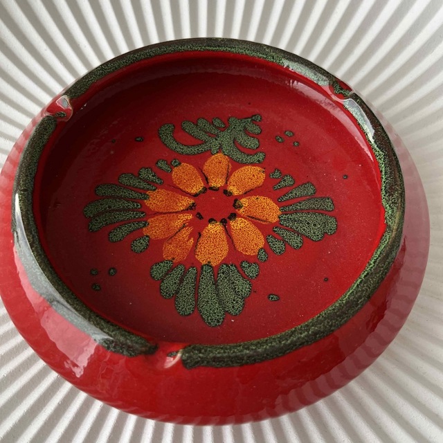 イタリア 赤い 灰皿 フラワー 陶器の大きめの灰皿ですよ♪の通販 by